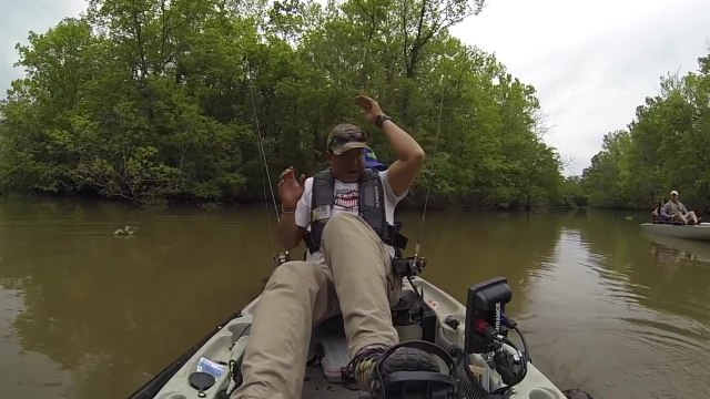 Un pêcheur pense remonter un poisson-chat mais c'est en réalité un alligator