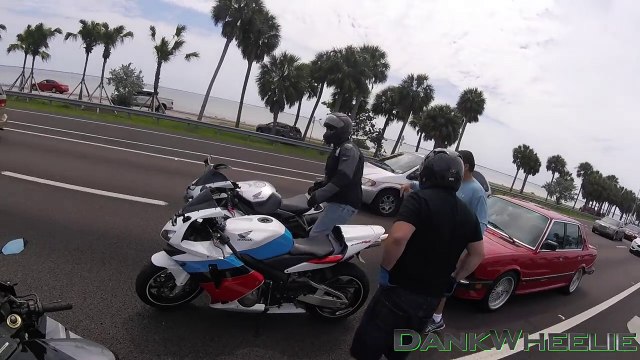 3 motards s'en prennent à un automobiliste