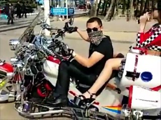 Un motard se la pète devant les caméras et c'est le drame