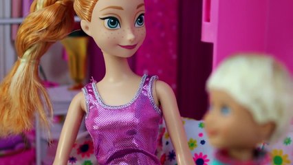 Anna y Elsa Cuidan a un Niño. Kristoff se Convierte en Oso Cuando Hace Magia el Niño.