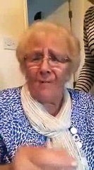 Une mamie teste les filtres pour selfie