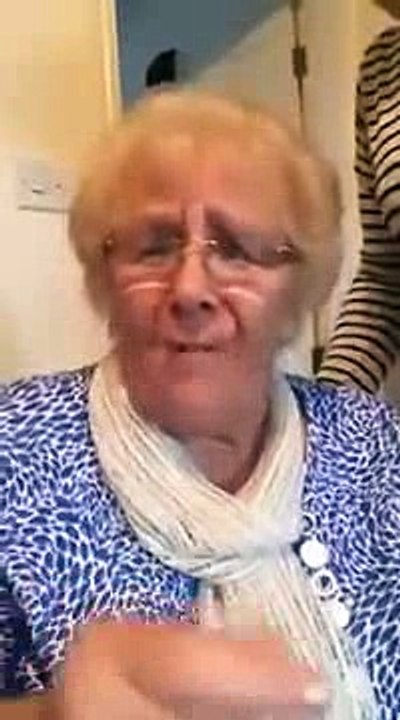 Une mamie teste les filtres pour selfie