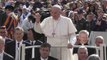 El papa: Mostraré cercanía con los refugiados y con griegos 