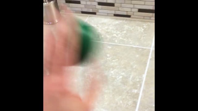 L'illusione ottica di questo giovane uomo