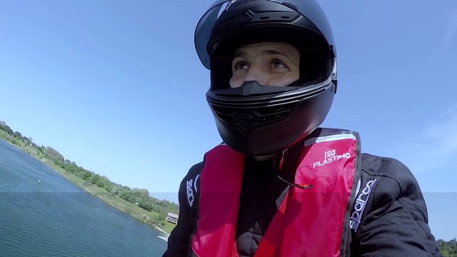 Avec son flyboard, il vole à 30 mètres au-dessus de l'eau