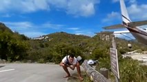 Un touriste frôlé par un avion en train d’atterrir... Risquée la photo