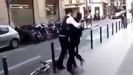 I çmenduri duke i puthur femrat në rrugë!