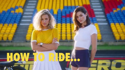 Comment deux filles doivent monter sur une moto