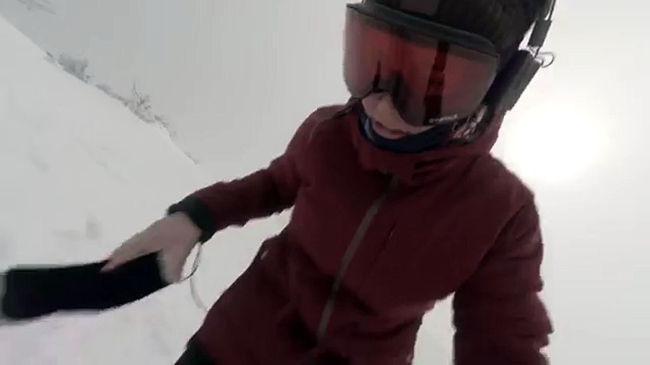 Mientras esquiaba grabó a un oso sin darse cuenta que la perseguía