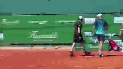 Dominic Inglot checke un ramasseur de balle