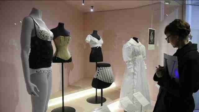 Londres acoge una exposición dedicada a la historia de la ropa interior