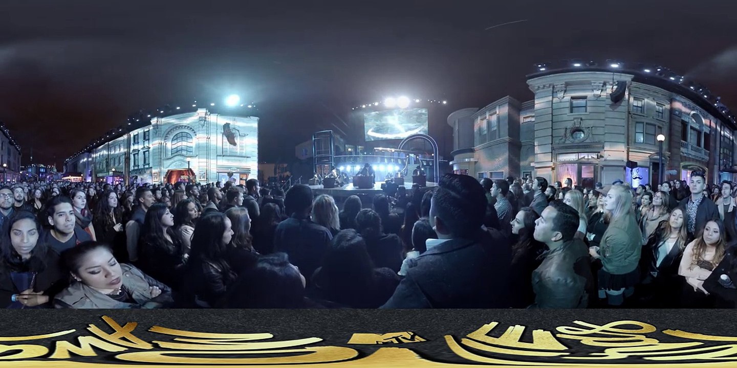 Fantastic Beasts Star Eddie Redmayne Takes The 2016 MTV Movie Awards Stage in 360 VR