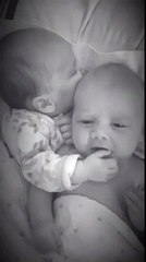 Jumeaux: Quand un bébé calme l'autre en lui donnant son pouce !!