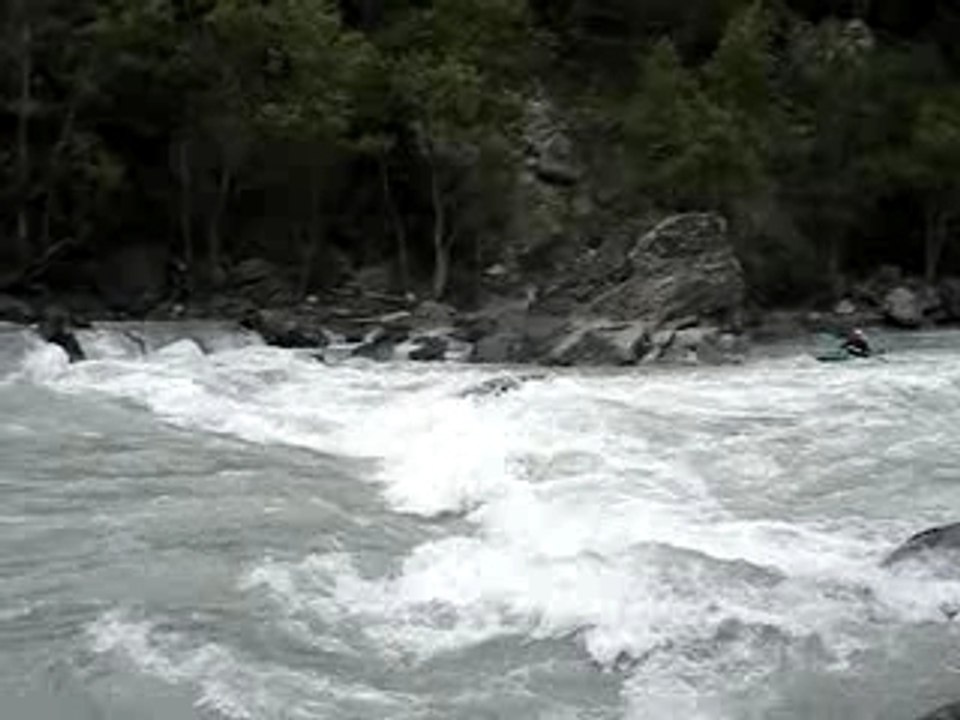 magnifik chandelle en kayak de tristan sur la vague du rabio