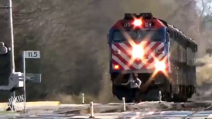 Esta mujer por poco fue arrollada por un tren en movimiento