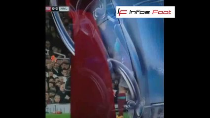 WTF : Mark Noble "escorte" Herrera hors du terrain pour gagner du temps !