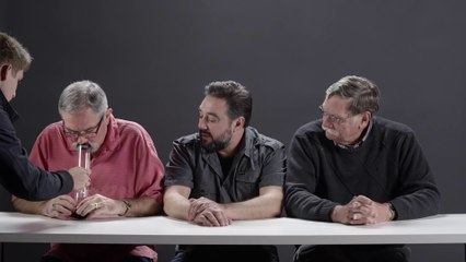 Des anciens policiers fument du cannabis pour la première fois (STFR)