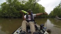 Esta fue la reacción de un pescador al ver a un caimán al lado de su bote