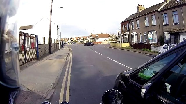 Em pleno trânsito... motociclista fez o dia de uma criança mais feliz com um simples gesto!