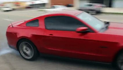 Il explose sa Mustang toute neuve en voulant faire le malin devant ses potes