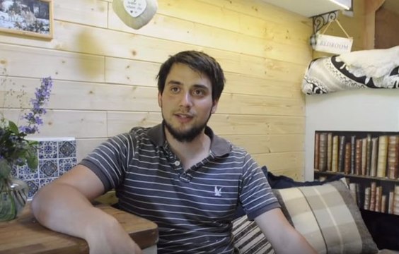 Casal vende casa para viver em carrinha. Espera até veres o seu interior é inacreditável...