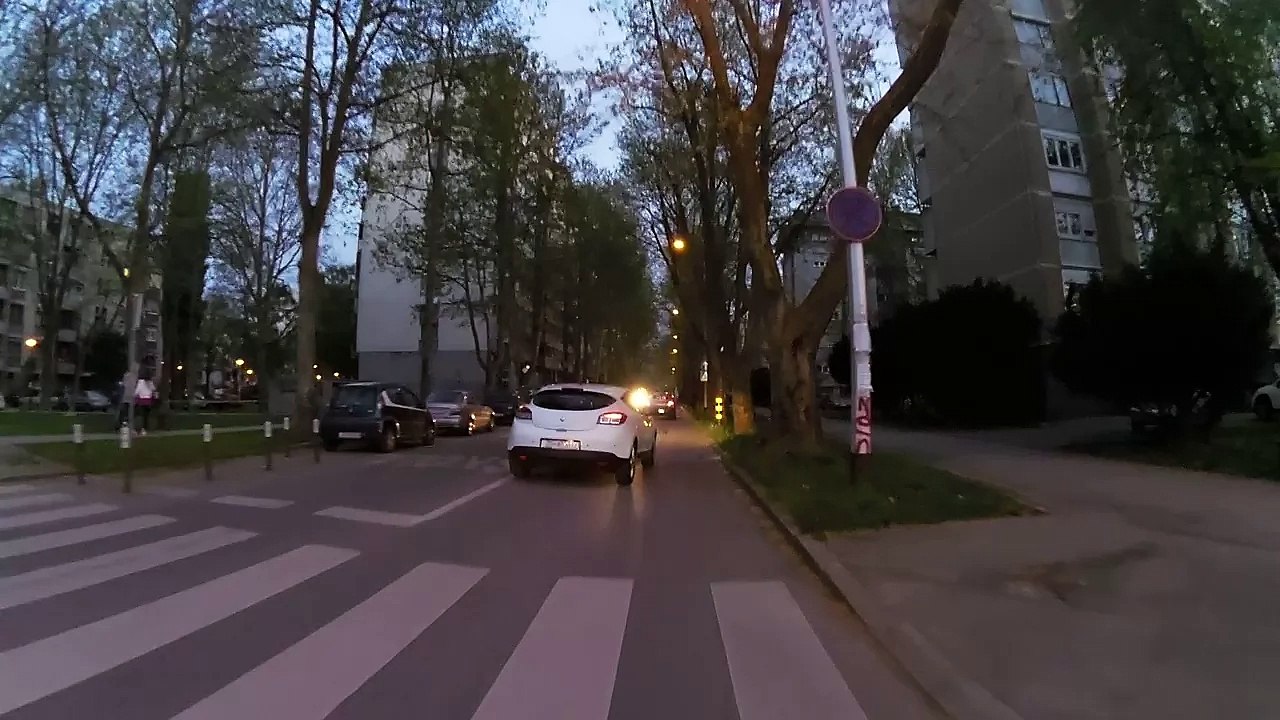 2016-04-14 automobil s neispravnim svjetlom