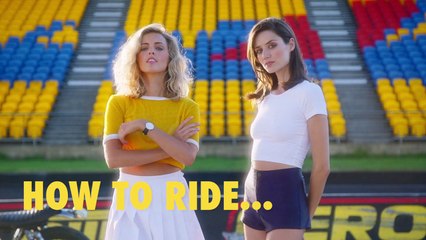 Comment deux filles doivent monter sur une moto