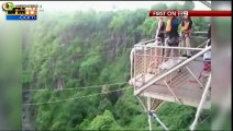 Elle fait un saut en bungee. est se retrouve dans un fleuve infesté de crocodiles