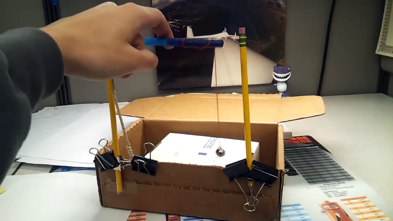 Un employé qui sennuie au boulot construit un petit jeu très cool  - vidéo Dailymotion