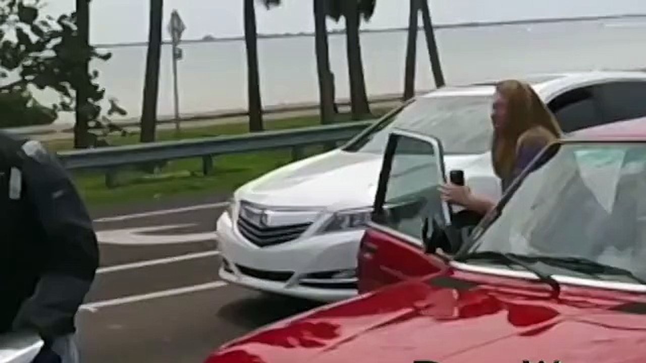 Road rage entre des motards et un automobiliste, sa femme sort un pistolet  - vidéo Dailymotion