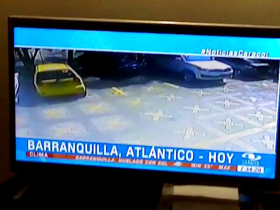 susto en barranquilla por un error de la conductora de un carro (10-4-2016)