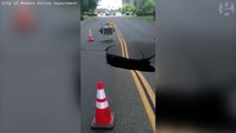 Aux Etats-Unis, la police filme un trou béant se former sur la route