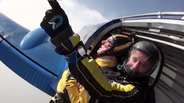 Pour son 100e anniversaire, il s'offre un saut en parachute