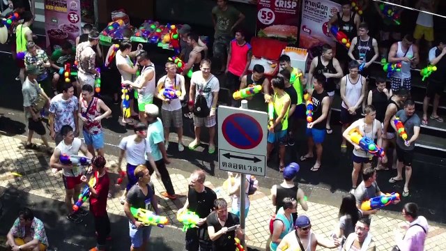 À Bangkok, bataille d'eau géante pour fêter le Nouvel An