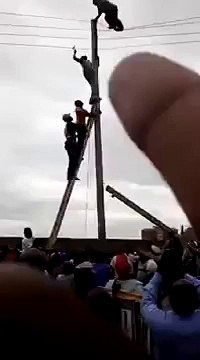 Il veut se suicider en touchant des lignes électriques... Mais ya pas de courant!!!