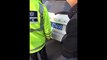 Changement de plaque d'immatriculation en 30 secondes - Petit malin arrêté par la police