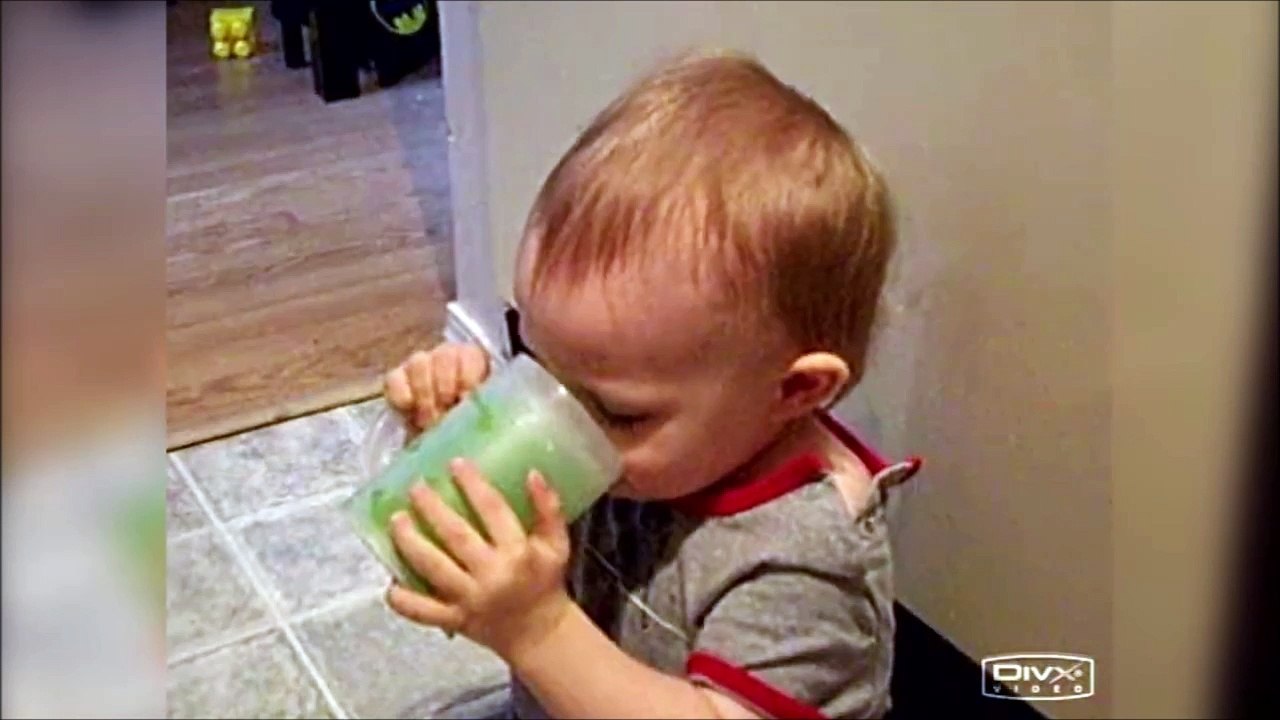 Ce bébé transforme une betise en petit jeu sympa