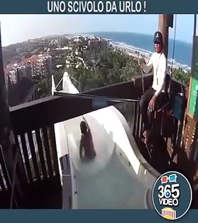 Questo scivolo acquatico è davvero spaventoso