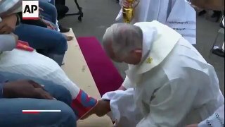 Giáo hoàng rửa chân cho người tị nạn Syria
