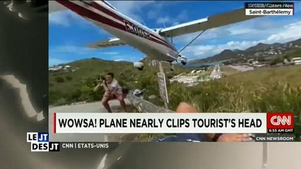 Un touriste risque de se faire décapiter par un avion en prenant une photo ! Regardez