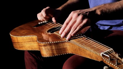 Скачать видео: Musique Originale de Jurassic Park jouée sur une vielle guitare