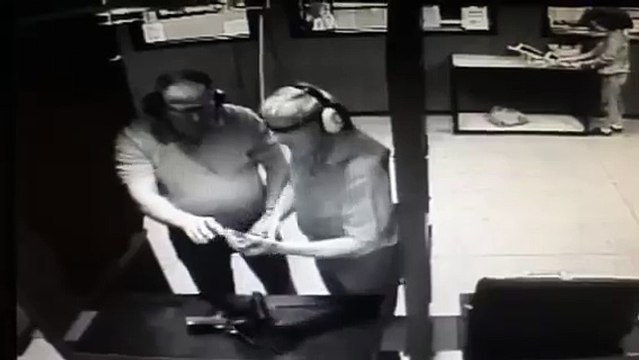 Régis teste le laser de son pistolet