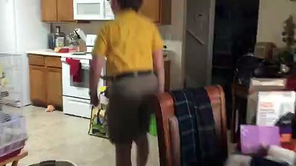 Elle filme en direct une tempête de grêle à peine croyable qui s'abat sur sa maison