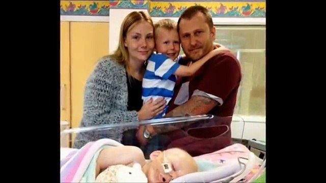 Questa bambina è morta ma quando il padre le dà l' ultimo saluto accade questo...