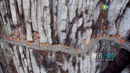 Ces moines s'entraînent dans un endroit qui va vous donner le vertige !