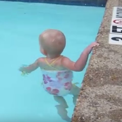 Um bebê de 16 meses já nada na piscina