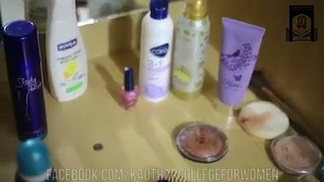 Ye daikhain Kisi ny Ek larki Ko kitni gifts diye hain Or ye Din me 5 Bar miltay hain