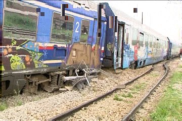 Εκτροχιάστηκαν 4 απο τα 11 βαγόνια. Πανικός χωρίς τραυματισμούς στο Λιανοκλάδι E7D5012