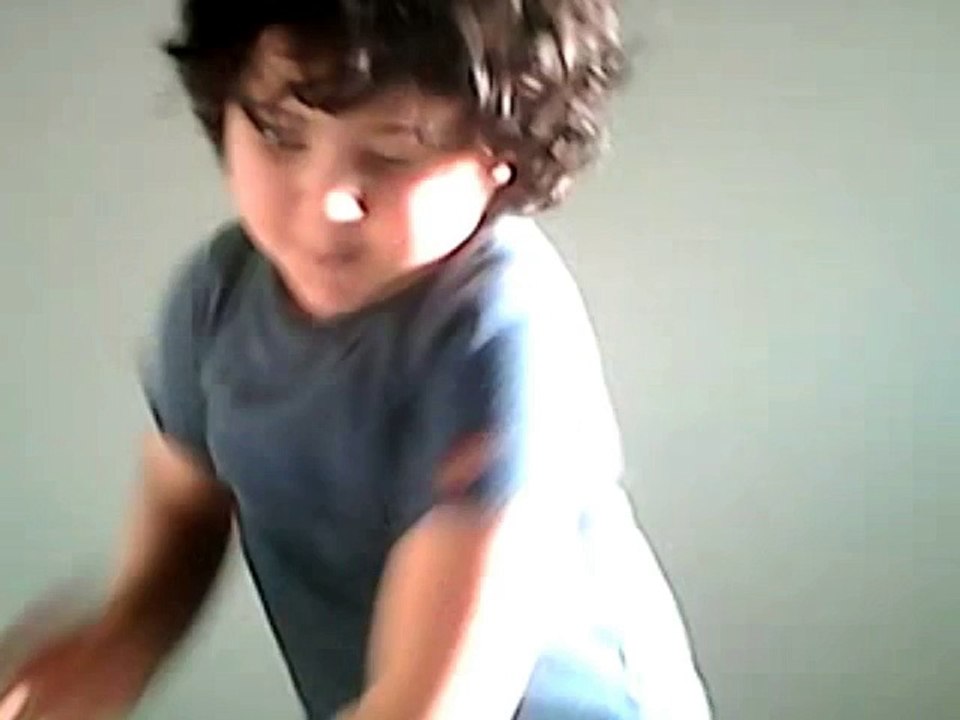 3 years old kid dancing as Shah Rukh Khan/on Fan anthem