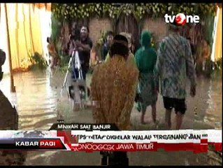 Pasangan Ini Gelar Resepsi Pernikahan di Tengah Banjir